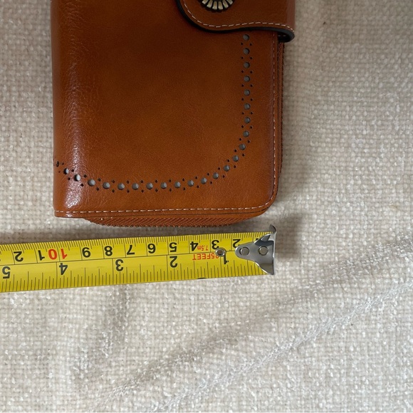 Beautiful woman brown/camel color wallet new without tag - Picture 4 of 10